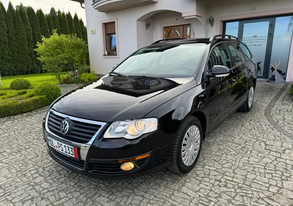 samochody osobowe Volkswagen Passat cena 17900 przebieg: 197884, rok produkcji 2007 z Świdwin